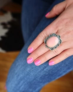 NAVAJO QUEEN PINK CONCH OVAL RING- SIZE 7 -Western Fashion 157 bb42f4d4 07eb 4d04 92ff fd180e747fab