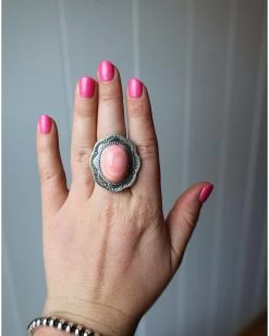 NAVAJO QUEEN PINK CONCH OVAL ROPE RING- SIZE 6.5 9 NAVAJO QUEEN PINK CONCH OVAL ROPE RING- SIZE 6.5 -Western Fashion 158 3f92d5ae 50f7 4ad4 9382 056776a250c4