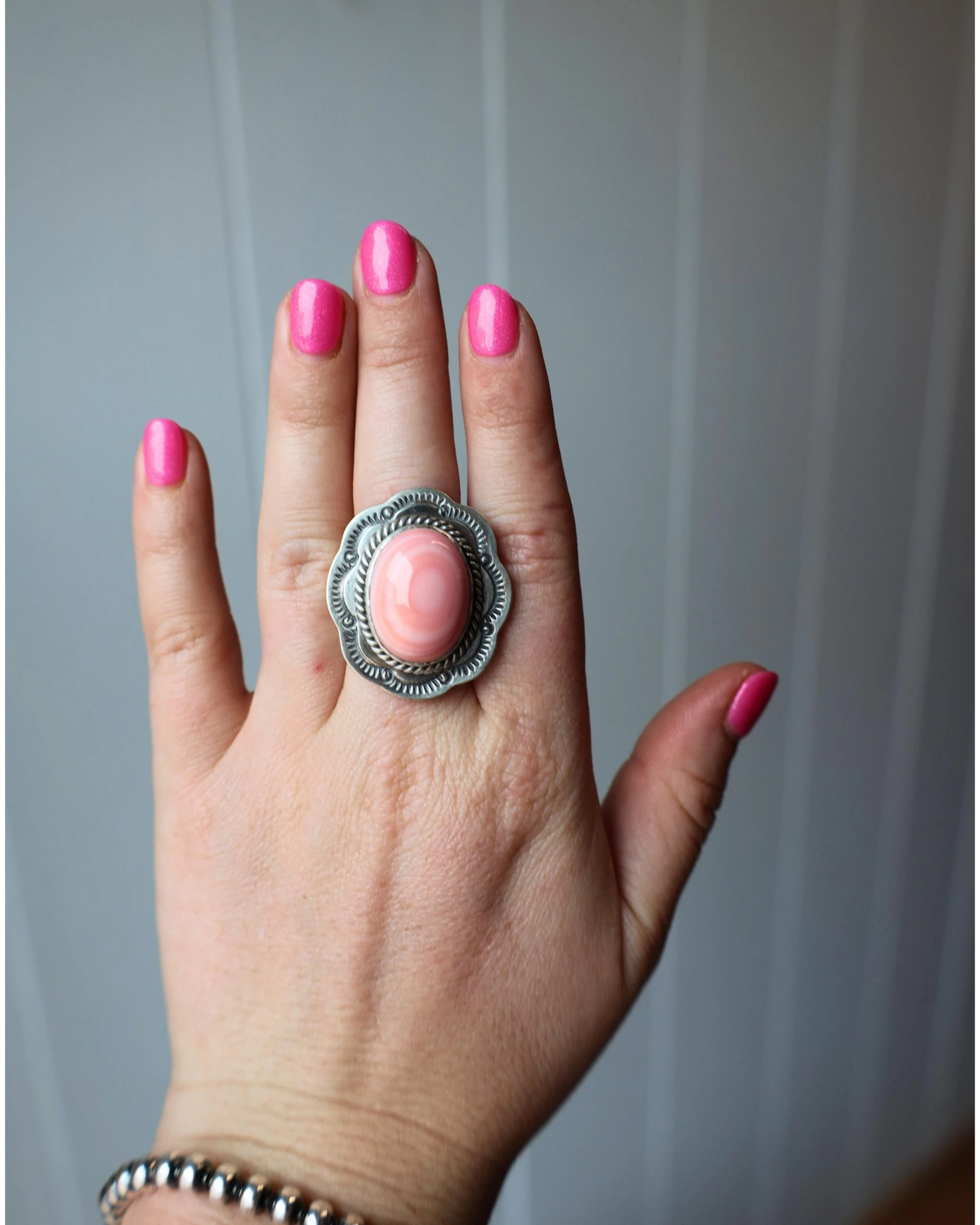 NAVAJO QUEEN PINK CONCH OVAL ROPE RING- SIZE 6.5 5 NAVAJO QUEEN PINK CONCH OVAL ROPE RING- SIZE 6.5 - Image 3