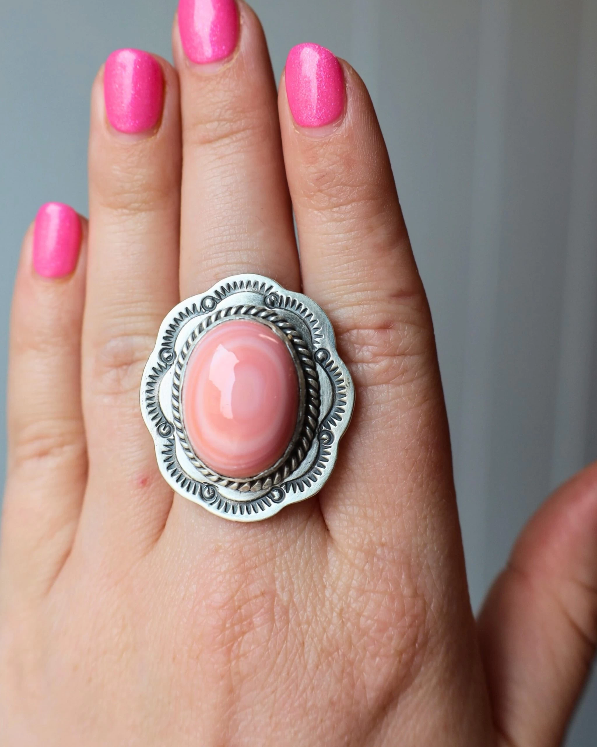 NAVAJO QUEEN PINK CONCH OVAL ROPE RING- SIZE 6.5 6 NAVAJO QUEEN PINK CONCH OVAL ROPE RING- SIZE 6.5 - Image 4