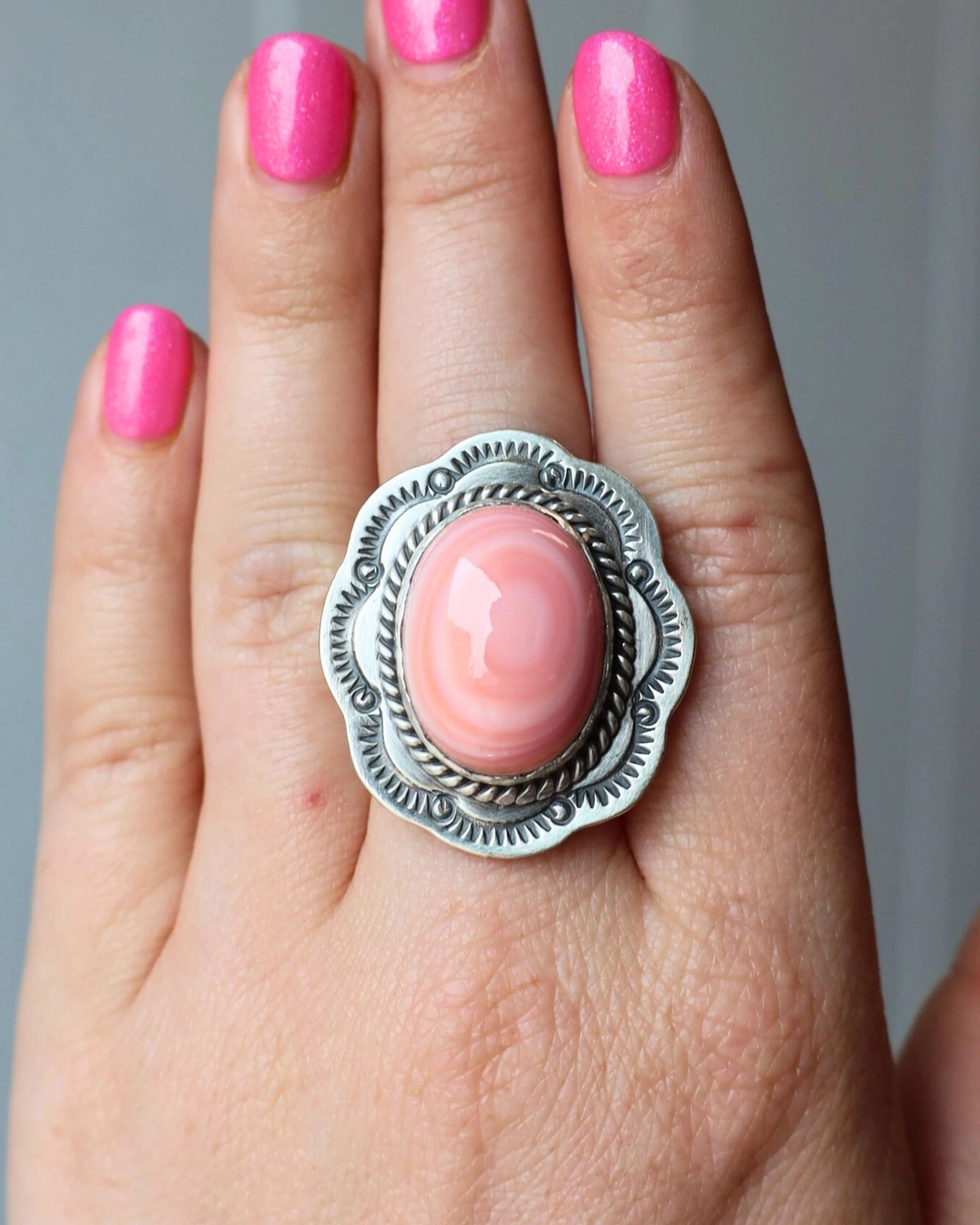 NAVAJO QUEEN PINK CONCH OVAL ROPE RING- SIZE 6.5 4 NAVAJO QUEEN PINK CONCH OVAL ROPE RING- SIZE 6.5 - Image 2