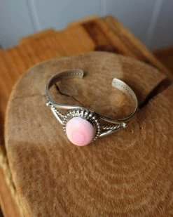 NAJA QUEEN PINK CONCH OVAL CUFF -Western Fashion 173 5c3f3bad 928e 46de 952e f9f80b50b4c7