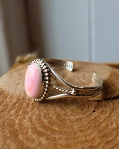 NAJA QUEEN PINK CONCH OVAL CUFF -Western Fashion 176 da130cd6 ec76 472c a9aa bc772c9b83a4