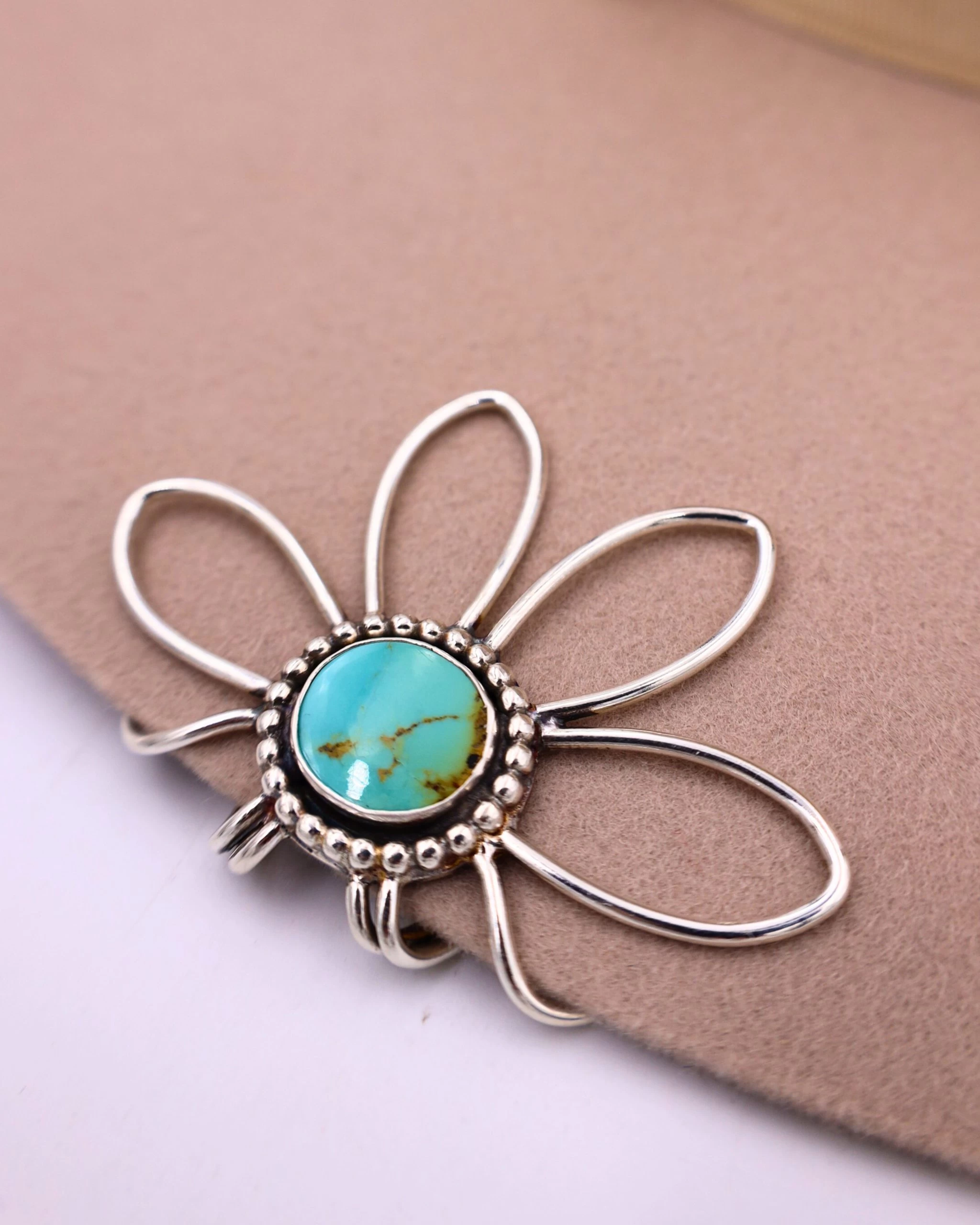 THE WINGED HEART GREEN TURQUOISE BRIM BLOOM CLIP 4 THE WINGED HEART GREEN TURQUOISE BRIM BLOOM CLIP - Image 2