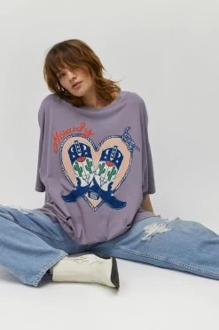 DAYDREAMER HOWDY BOOTS TEE -Western Fashion T1536G5005 HZVIO HOWDYBOOTSOSTEE ECOMMCROPPED 4 1100x 89a907f7 83e8 4a1c a947 6095a01cdeee